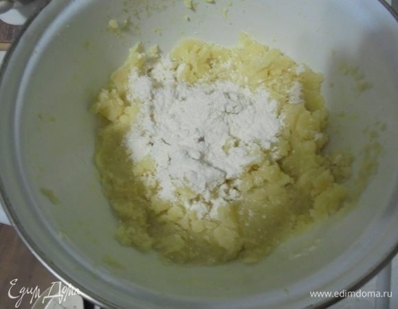 С отварного картофеля слить воду, добавить сливочное масло, яйцо, муку и перемешать до однородного состояния.