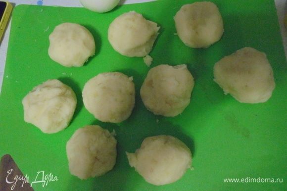 Из полученной картофельной массы сформовать круглые клецки.