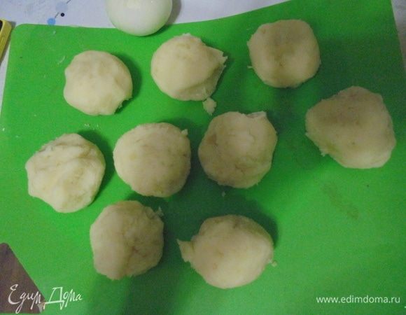Из полученной картофельной массы сформовать круглые клецки.