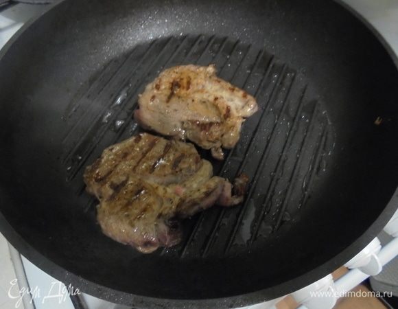 Разогреть сковороду-гриль, добавить 2 ст. л. оливкового масла и обжарить кусочки баранины на сильном огне с обеих сторон до румяных полосок.