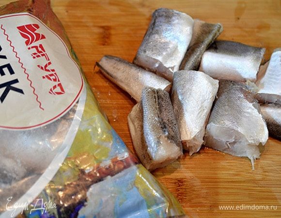 Рыбу нарежьте на средние куски. Можно использовать как филе рыбы, так и тушки. У меня тушки хека ТМ «Магуро». Мне очень нравится продукция этой марки: рыба обладает высокими вкусовыми качествами, соблюдены все правила заморозки и хранения рыбы.  