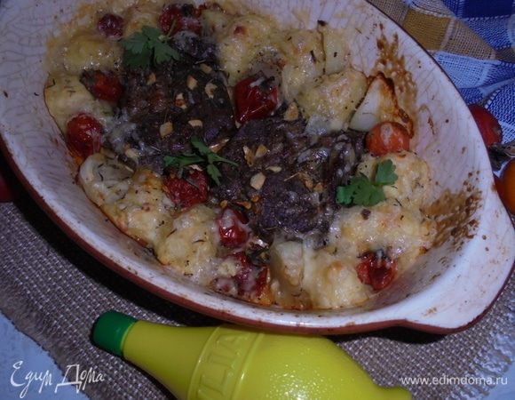 Выпекать в разогретой до 180°С духовке в течение 20-25 минут, затем посыпать натертым твердым сыром и готовить при той же температуре до расплавления сыра.