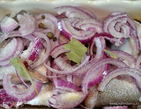 Посолить, добавить перец и лавровый лист.