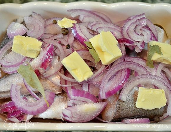 Разложить сверху кусочки сливочного масла.