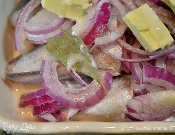 Залить на 1/3 формы молоком.