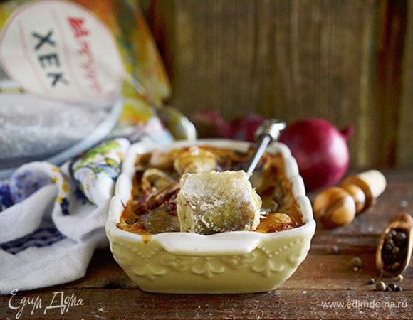 Подавать с картофелем, полив его соусом, в котором припускалась рыба.