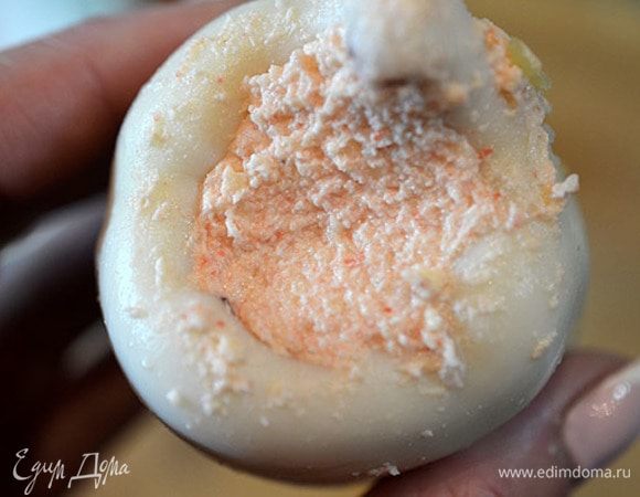 Начините тушку кальмаров полученным муссом, хорошо утрамбовывая его. Уберите в холодильник на 2-3 часа.