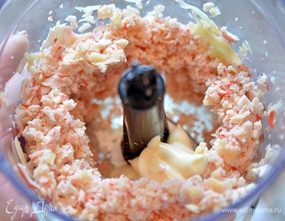 Пюрируйте. Добавьте сметану, посолите.