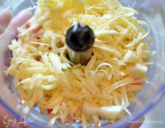 В чашу блендера положите крабовые палочки, сыр, чеснок.