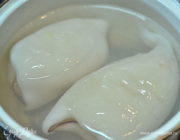 Кальмары обдайте кипятком, кожица свернется, почистите их. Отварите в кипящей соленой воде 1,5-2 мин., не больше. А то кальмар будет резиновым.