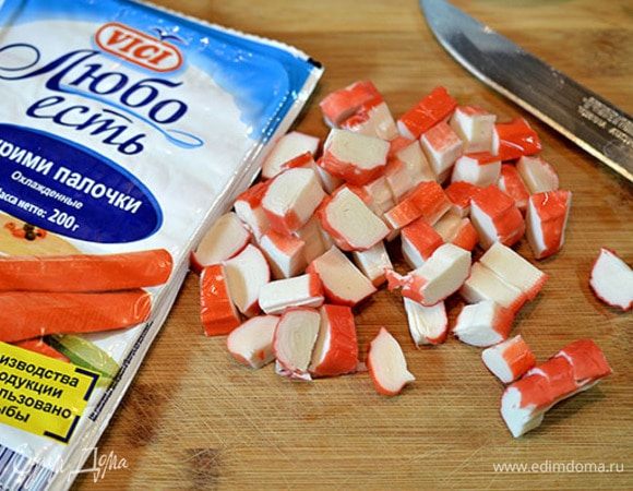 Крабовые палочки произвольно нарежьте. Я всегда использую крабовые палочки ТМ VICI. Они сделаны из натуральной рыбы, очень сочные и не содержат консервантов.