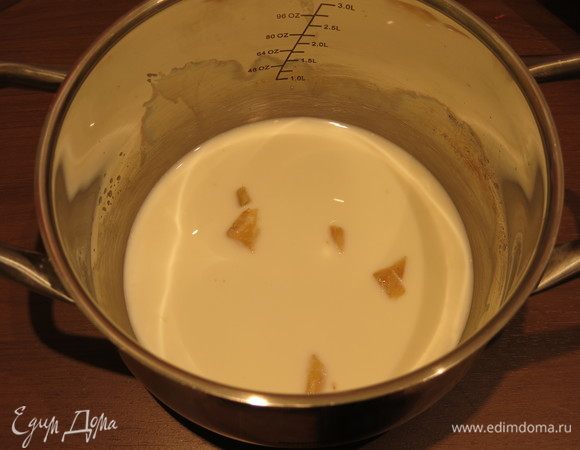 Кипятим молоко с имбирем. Снимаем с огня, закрываем крышкой и даем настояться 10 минут.