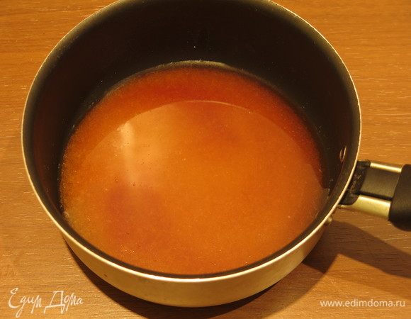 Нагреваем сахар коричневый с небольшим количеством воды, готовим карамель. Этот процесс занял 10 минут. Время зависит от интенсивности нагрева и площади.