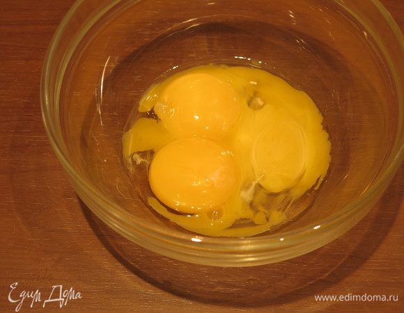 Отделяем желтки от белков.