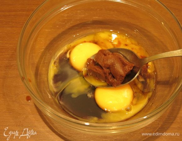 К желткам добавляем соевый соус и мисо-пасту, как вариант, можно приготовить мороженое только с соевым соусом или только с мисо-пастой.