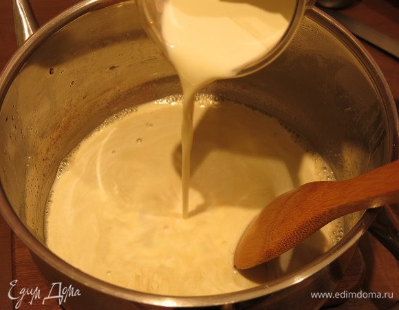 Вливаем сливки в молоко с карамелью и нагреваем, не доводя до кипения.