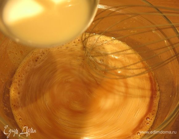 Третью часть сливочно-молочно-карамельной смеси вливаем к яйцам с соусами и перемешиваем. Прогретые желтки вливаем к основной части молоко-сливки-карамель, перемешиваем.