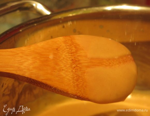 Ставим нагревать на самый маленький огонь, постоянно помешиваем, не кипятим. Масса должна загустеть, на ложке с заготовкой мороженого должна оставаться полоса после проведения.