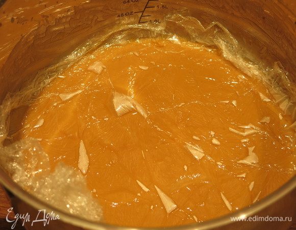 Снимаем с огня. Накрываем крем-заготовку пленкой, даем немного остыть и ставим на 2 часа в холодильник.