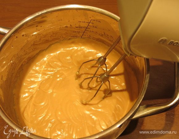 Массу для мороженого на малых оборотах взбиваем пару минут.