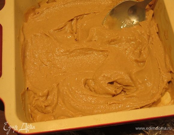 Перемешиваем ложкой (как вариант, блендером на малых оборотах) мороженое, ставим еще раз в морозилку на 4 часа.