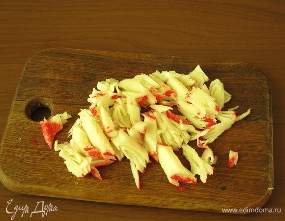Нарезаем 100 г крабовых палочек ТМ Vici с мясом краба.