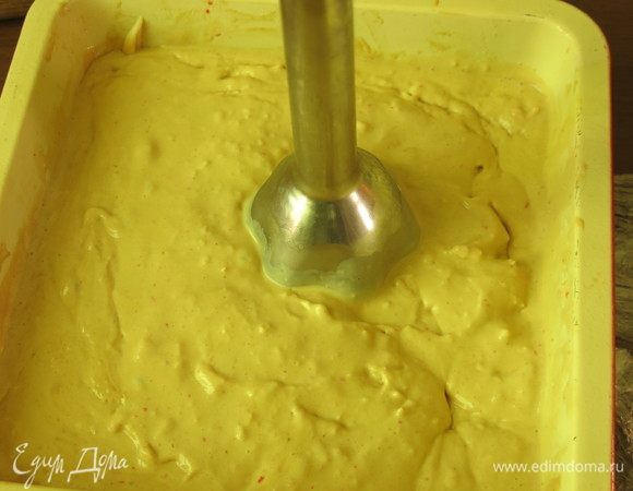 Вмешиваем палочки в массу. На этом этапе можно измельчить палочки блендером, перемешивая мороженое, оставляя небольшие кусочки мяса целыми. А можно перемешать мороженое, а потом положить пластинки крабовых палочек, тогда вся структура будет с крупными включениями крабового мяса.
