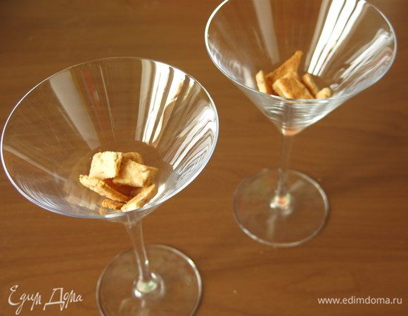 В фужеры кладем крекеры. Крекеры готовим по рецепту «Крекеры с крабовыми палочками».