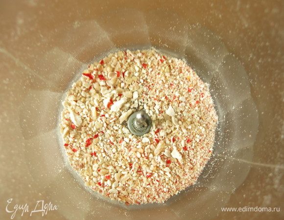 Несколько стружек крабовых палочек измельчаем.