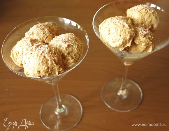 Посыпаем мороженое крабовым порошком.