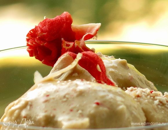 Вот такие крабовые цветы. Не знаю, украшают ли цветами мороженое с соевым соусом японцы, но получился азиатский цветок, яркий, естественный.