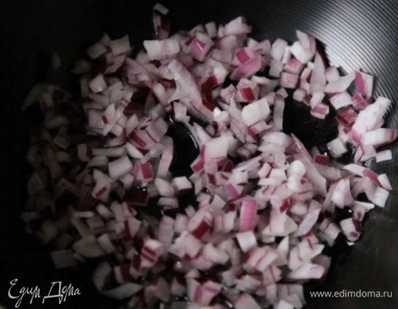 Для начинки разогреть масло в воке и обжарить лук до мягкости и прозрачности. 
