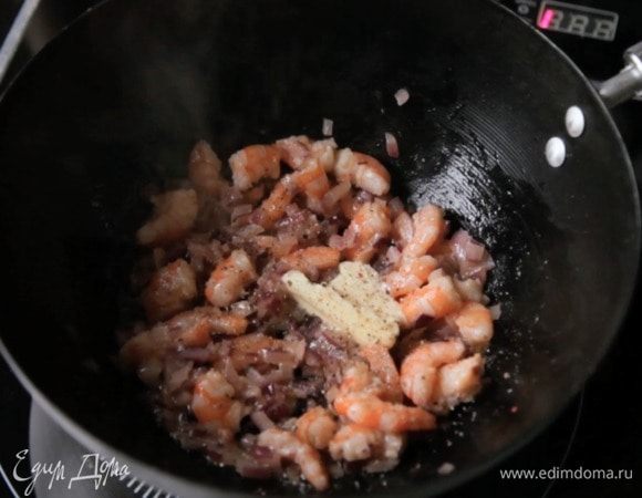 В конце добавить соль/перец по вкусу и небольшой кусочек сливочного масла. Начинка готова.
