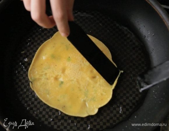 Разогреть масло кунжутное и обжаривать блинчики по 2 минуты с каждой стороны.