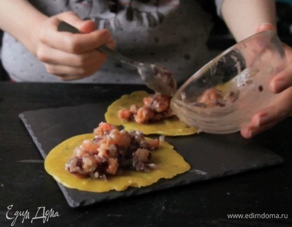 Сервировать блюдо: на блинчик выложить начинку из креветок.