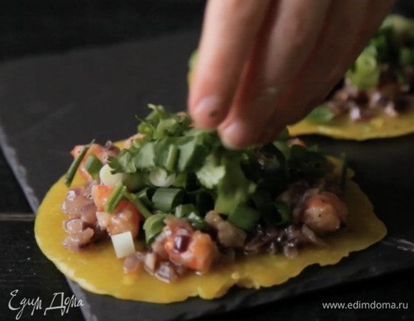 Сверху посыпать зеленым луком, кинзой/мятой и проростками. 