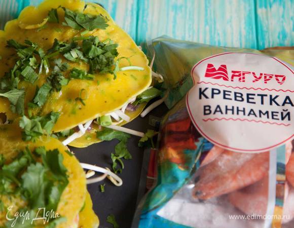 При желании накрыть вторым блинчиком или сложить пополам. Перед подачей посыпать зеленью.