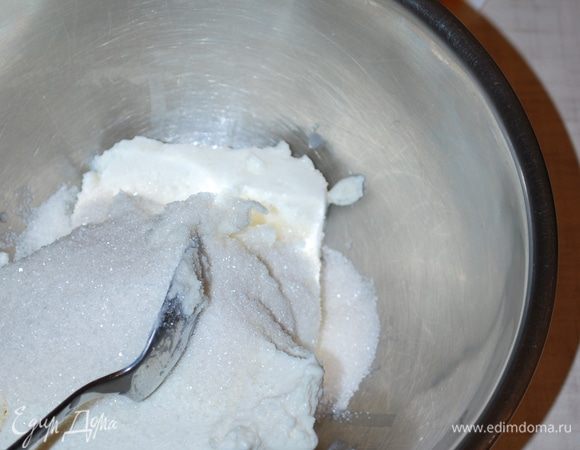 В творог добавим ванильный сахар ТМ Haas и 2 столовые ложки обычного сахара.