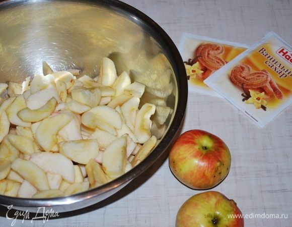 Подготовим яблоки. Чистим и режем на дольки. Яблок на пирог уходит от 8-10 штук, в зависимости от размера.