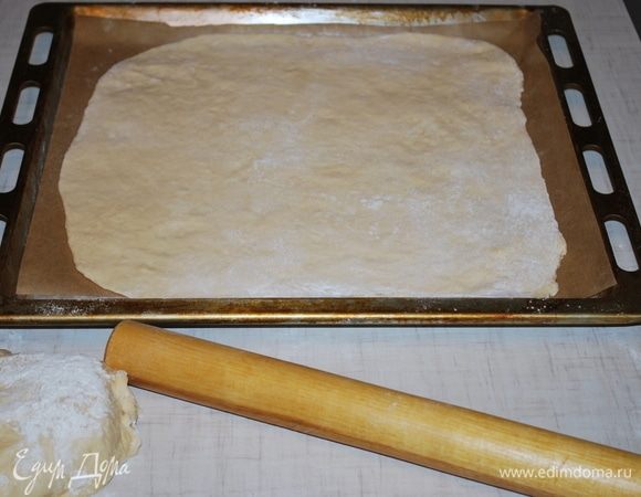Раскатываем тесто.