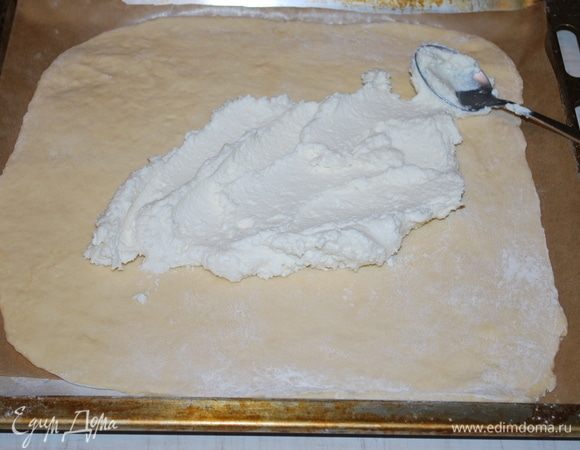 На тесто выкладываем творог.