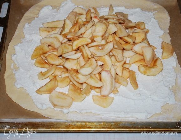 На творог выкладываем чищенные яблоки.