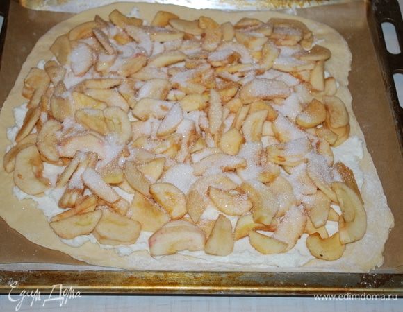 Посыпаем сверху сахаром.