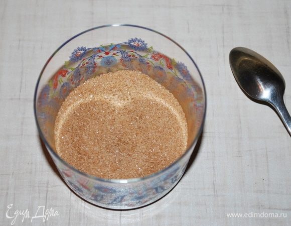 Чайную ложку корицы смешиваем с одной столовой ложкой сахара.