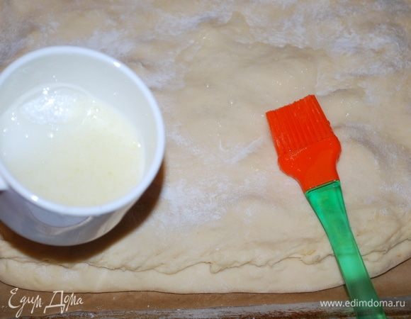 Достаем белок из холодильника, взбиваем его, но не сильно. Смазываем белком пирог.