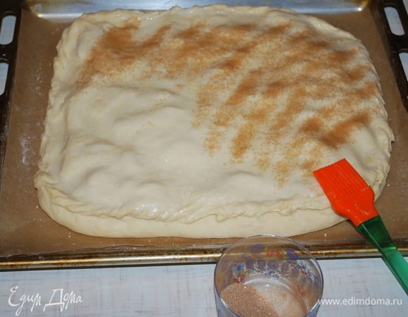 На смазанный белком пирог посыпаем сахар с корицей. И ставим выпекать наш пирог на 170°С примерно на 45-50 минут.