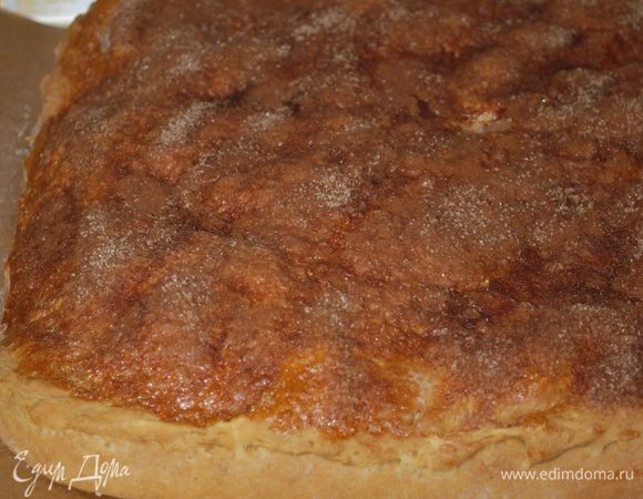 Пирог готов, корочка сверху получается хрустящей и очень ароматной.