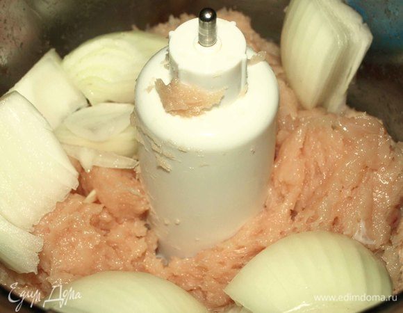Куриное филе измельчаем в блендере. Добавляем лук и еще раз измельчаем.