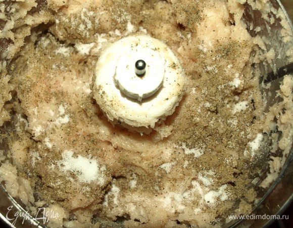 Добавляем соль, перец по вкусу. Соединяем.