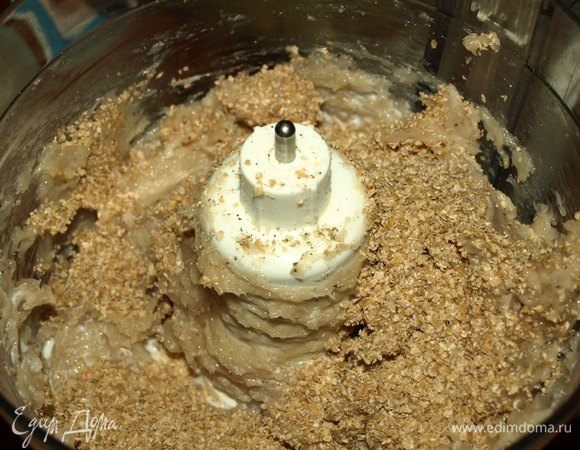 Добавляем молоко, отруби (2 столовые ложки с горкой) и соединяем.